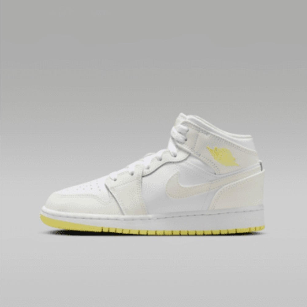 LIKE NEW Air Jordan 1 Mid
Big Kids' Shoes
Size: 6.5Y